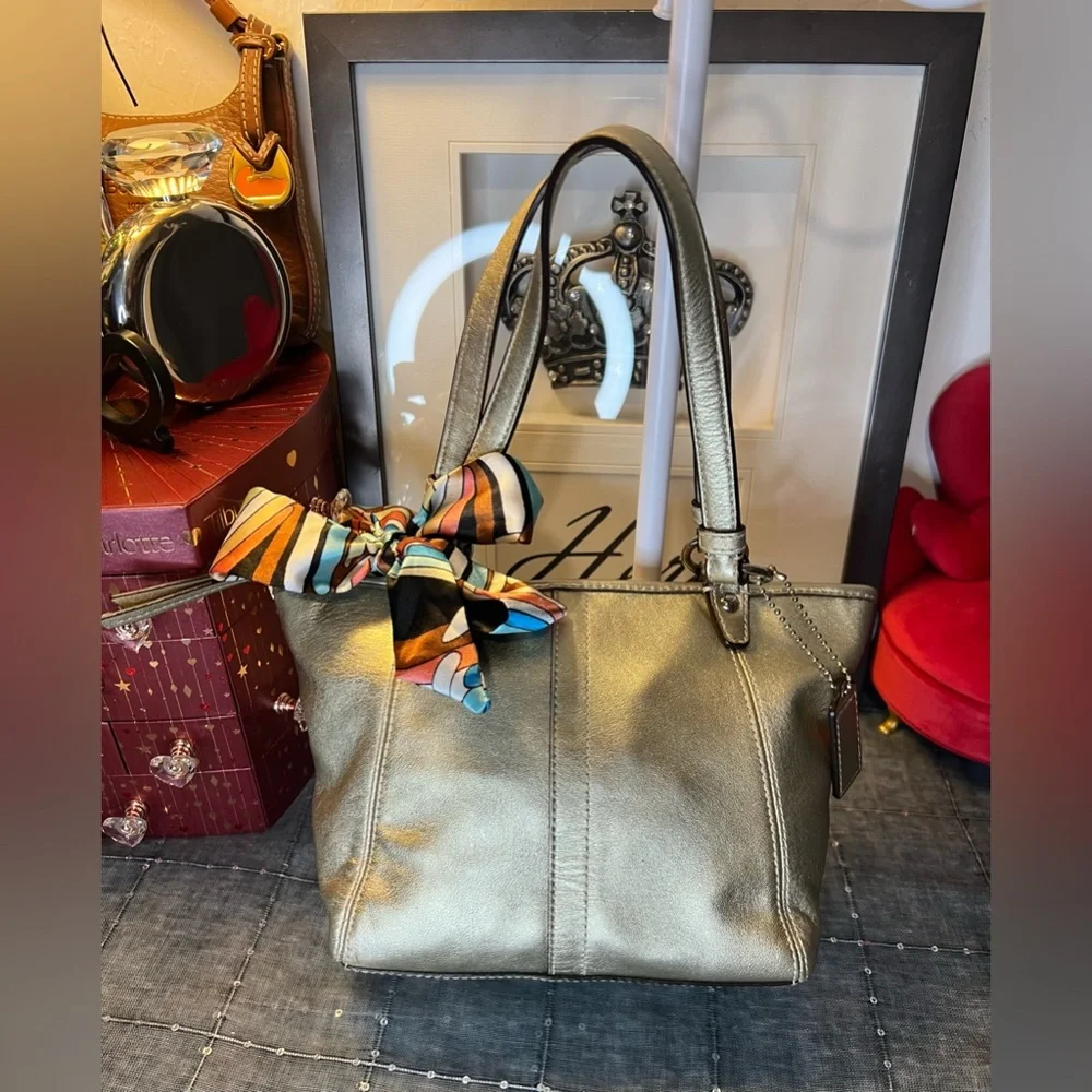 Coach 2008 Leah Gold Metallic Mini Tote Bag Creed J0868-42416 - Picture 5 of 16